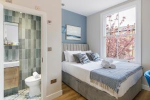 Cityscape Oasis Chic Studio for Urban Dwellers