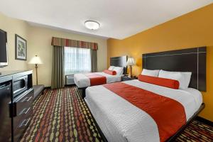 Queen Suite with Two Queen Beds and Sofa Bed - Non-Smoking room in Best Western Greentree Inn & Suites