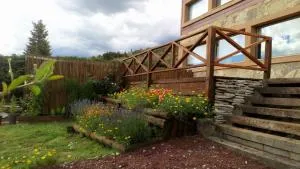 Cabaña frente al lago Huechulafquen y volcán Lanín - Pilolil