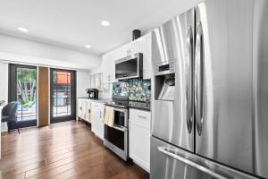 Heated Pool-Game Room-King Beds-75in TV-Sleeps 14