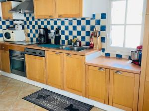 Maisons de vacances Villa calme avec piscine privee, animaux admis, WiFi - FR-1-323-552 : photos des chambres
