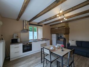 Maisons de vacances Charmante maison de campagne avec terrasse et jardin - 2 appartements renoves - FR-1-585-133 : photos des chambres