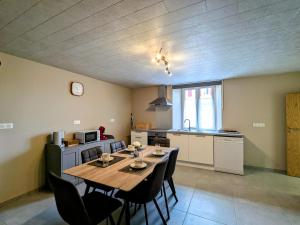 Maisons de vacances Charmante maison de campagne avec terrasse et jardin - 2 appartements renoves - FR-1-585-133 : photos des chambres
