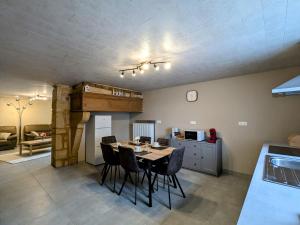 Maisons de vacances Charmante maison de campagne avec terrasse et jardin - 2 appartements renoves - FR-1-585-133 : photos des chambres