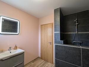 Maisons de vacances Appartement Cosy avec Jardin et Terrasse – Confort et Charme a la Campagne - FR-1-585-134 : photos des chambres
