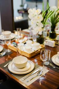 Le Martell 1BR BGC Condo Unit - Infinity Pool & Gym Access with 360 City View