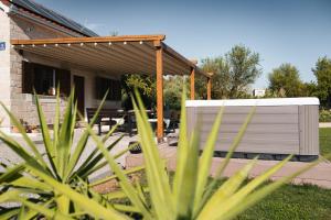 Mini Villa Marta - Luxury Private Retreat with Jacuzzi, 1000m2 Fenced Garden, BBQ Lounge, Fast 500Mbps WiFi near Split