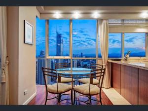 Welcome to a 275m2 Sub-Penthouse with great ocean