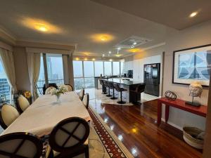 Welcome to a 275m2 Sub-Penthouse with great ocean