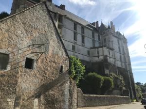 Maison au pied du château