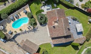 Maisons de vacances Gite LES PINS climatise piscine chauffee jardin : photos des chambres
