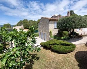 Maisons de vacances Gite LES PINS climatise piscine chauffee jardin : photos des chambres
