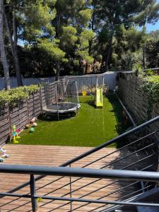 Morgiou Sormiou Marseille T4 climatisé familial - 3 Chambres - Terrasse bois - jardin privatif - Calanques à pied - Plages & Vélodrome à 10 min - Idéal Familles & Randonneurs & Grimpeurs - Escalade à 5 min - Marseille Sud