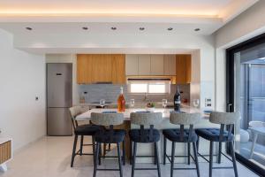 Seagull Luxury Apartment Next To The Sea - BY APOKORNAS VILLAS