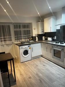 Barking Bliss-2 Bedroom,2 Bath, A Short Distance To Barking Station