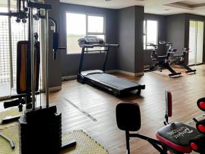 Cozy and Modern Belmont Apt Studio with Wi-Fi, Netflix and Pool