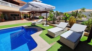 Happiness Chalet with Heated Swimming Pool