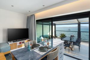 Peristeres Luxury Apartment Next To The Sea - BY APOKORAS VILLAS