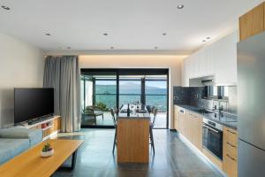 Peristeres Luxury Apartment Next To The Sea - BY APOKORAS VILLAS