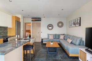 Peristeres Luxury Apartment Next To The Sea - BY APOKORAS VILLAS