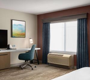 King Room with Roll-In Shower - Mobility/Hearing Accessible room in Hilton Garden Inn Spokane Airport