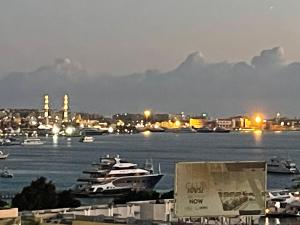 Sea view apartment 10 , in city center front of the sea F 10