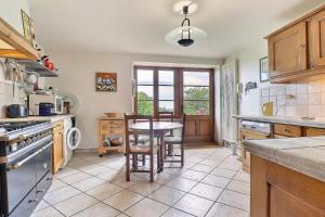 Maisons de vacances Saint-Fortunat - Authentic Home with Pool - Saint-Didier-au-Mont-d-Or : photos des chambres
