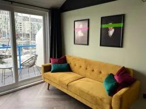 Tiny Floating Home with Marina Views - 布莱顿霍夫