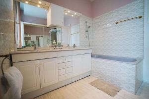 Maisons de vacances L-Ecrin - Stationnement Privatif - Coeur de ville : photos des chambres