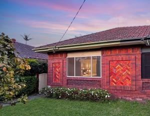 Family retreat house 3 bdrm with parking Netflix close to train