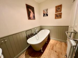 Maisons de vacances La Petite Madeleine is a Charming 2 Bedroom Pet Friendly Gite situated on Dinan Port : photos des chambres
