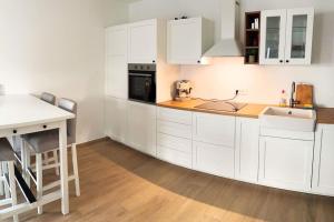 Apartment Maris - 1 Min to Beach & Sea View