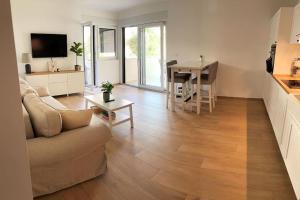 Apartment Maris - 1 Min to Beach & Sea View