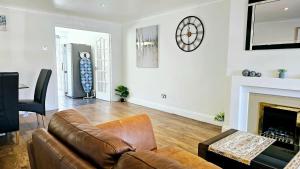 3 BEDROOM, FREE PARKING, WiFi, COSY, 5-BED HOUSE WITH GARDEN