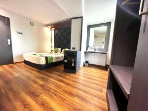 Glitz Hotels The Pacific - Nr Solitaire Corporate Park
