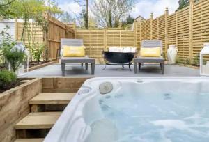 Luxury Cotswolds Cottage with Hot Tub