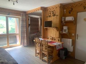Appart cosy avec balcon pour 4 personnes aux Menuires - FR-1-452-137