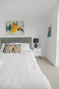 Abodess near Wembley - 2BDR with Super king, Secure Free Parking & Balcony views