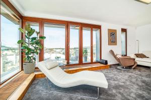 Shiny Rooftop Apart with Free Garage