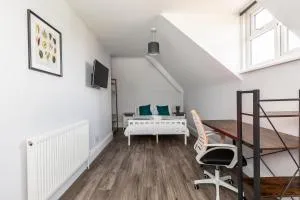 Dove Court Travel Lodge 6 - Top Floor Double Bedroom - 阿蒙兹伯里