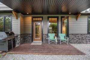 Escape to the Rockies but near Calgary Includes Free Parking and Banff Entry