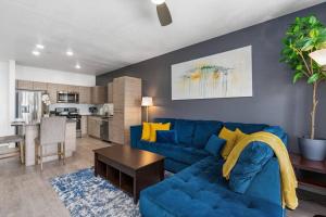 Luxury Apt 6th floor - King Bed Gym Prkg Pool NEW