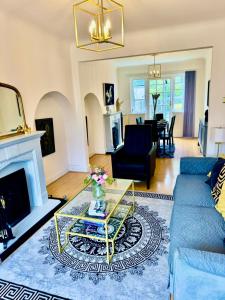 Stunning Modern Cozy 5 star 3 bedroom house-Free Parking Greater London Metro Stations hosted by Tony