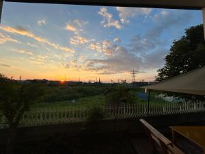 高島市一棟貸切 Biwa Lake琵琶湖 徒歩10分 大人数でご利用だとお得連泊がお得BBQ麻雀可自転車貸出可 - 3hvězdičkové hotely ve městě Takashima