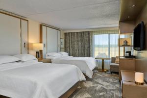 Guest room, 2 Queen room in Sheraton Portland Airport Hotel