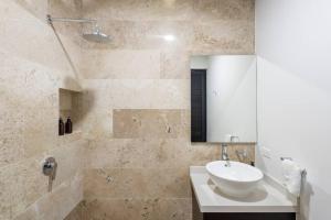 Penthouse Retreat Private Pool & Premium Amenities