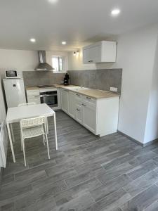 Maisons de vacances Maison calme - proche Tricastin : Maison 1 Chambre