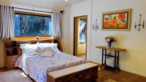 CHALÉ HORTÊNSIA Lindo chalé NO CAMPO com roupas de cama e banho impecáveis, Wi-Fi StarLink de alta velocidade, cozinha equipada, estacionamento privativo, decks, jardins, lareiras, conforto, privacidade e belíssimas paisagens