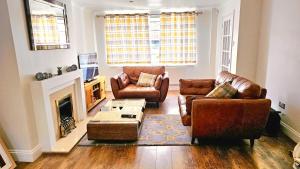 3 BEDROOM, FREE PARKING, WiFi, COSY, 5-BED HOUSE WITH GARDEN