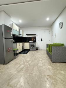 Fresh Modern Flat with spacious room and bathroom